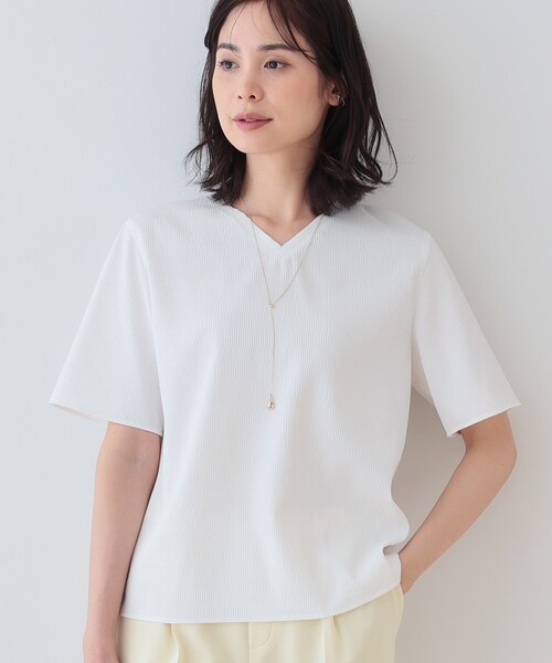INDIVI（インディヴィ）の「【洗える／凹凸素材】シンプルVネックブラウス（シャツ/ブラウス・レディース・ホワイト/ライトブルー/グレー系その他6・40/38/05/15 /13/19/03）」の2枚目の写真