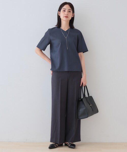 INDIVI（インディヴィ）の「【洗える／凹凸素材】シンプルVネックブラウス（シャツ/ブラウス・レディース・ホワイト/ライトブルー/グレー系その他6・40/38/05/15 /13/19/03）」の14枚目の写真