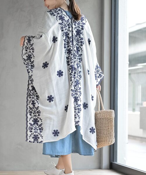 rps（アールピーエス）の「刺繍ストールポンチョ（マフラー・レディース・ブルー/オフホワイト/チャコールグレー・フリー）」の6枚目の写真