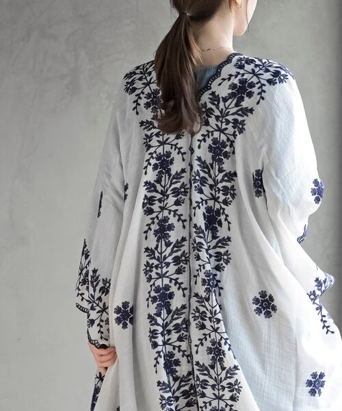 rps（アールピーエス）の「刺繍ストールポンチョ（マフラー・レディース・ブルー/オフホワイト/チャコールグレー・フリー）」の10枚目の写真