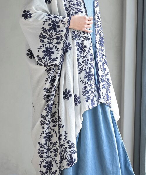 rps（アールピーエス）の「刺繍ストールポンチョ（マフラー・レディース・ブルー/オフホワイト/チャコールグレー・フリー）」の11枚目の写真