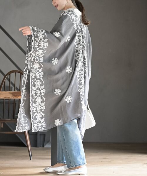 rps（アールピーエス）の「刺繍ストールポンチョ（マフラー・レディース・ブルー/オフホワイト/チャコールグレー・フリー）」の13枚目の写真