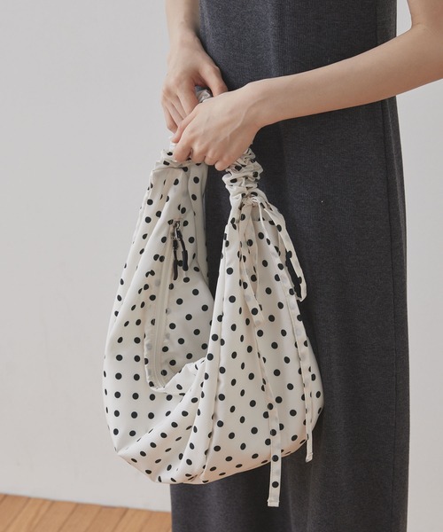 Unblend(アンブレンド)の「【Unblend】2WAY ドット柄 ハーフムーン ギャザー ハンドルバッグ / ショルダーバッグ(ショルダーバッグ・レディース・オフホワイト/ブラック/ネイビー/チャコール・FREE)」の18枚目の写真