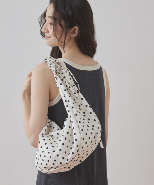 Unblend(アンブレンド)の「【Unblend】2WAY ドット柄 ハーフムーン ギャザー ハンドルバッグ / ショルダーバッグ(ショルダーバッグ・レディース・オフホワイト/ブラック/ネイビー/チャコール・FREE)」の20枚目の写真
