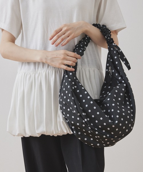 Unblend(アンブレンド)の「【Unblend】2WAY ドット柄 ハーフムーン ギャザー ハンドルバッグ / ショルダーバッグ(ショルダーバッグ・レディース・オフホワイト/ブラック/ネイビー/チャコール・FREE)」の18枚目の写真