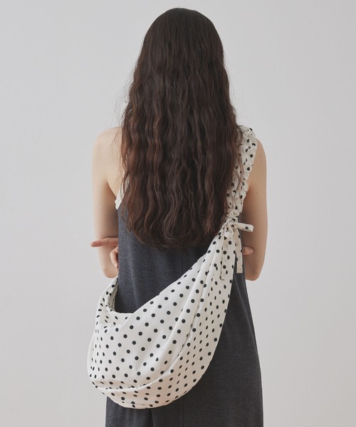 Unblend(アンブレンド)の「【Unblend】2WAY ドット柄 ハーフムーン ギャザー ハンドルバッグ / ショルダーバッグ(ショルダーバッグ・レディース・オフホワイト/ブラック/ネイビー/チャコール・FREE)」の9枚目の写真
