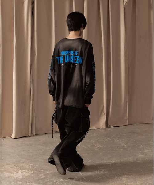LIBERE(リベーレ)の「LIBERE リベーレ / WHISPERS OF THE UNSEEN LONG SLEEVE TEE グラフィックプリントビッグシルエットロンT / 251230(Tシャツ/カットソー・メンズ・ブラック・LARGE/MEDIUM/SMALL)」の2枚目の写真