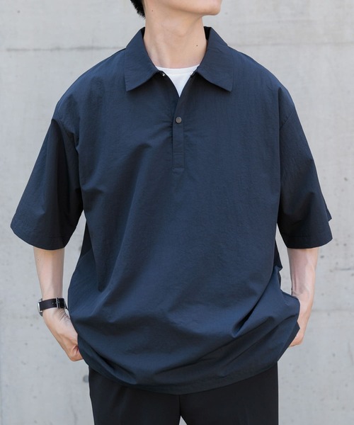 ITEMS URBANRESEARCH(アイテムズ アーバンリサーチ)の「『撥水/イージーケア/接触冷感/UVカット』タスランナイロンスナップボタンポロシャツ(ポロシャツ・メンズ・チャコールグレー/ネイビー/ブラック・LARGE/MEDIUM)」の1枚目の写真