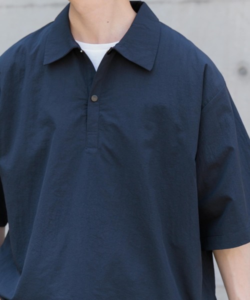 ITEMS URBANRESEARCH(アイテムズ アーバンリサーチ)の「『撥水/イージーケア/接触冷感/UVカット』タスランナイロンスナップボタンポロシャツ(ポロシャツ・メンズ・チャコールグレー/ネイビー/ブラック・LARGE/MEDIUM)」の7枚目の写真
