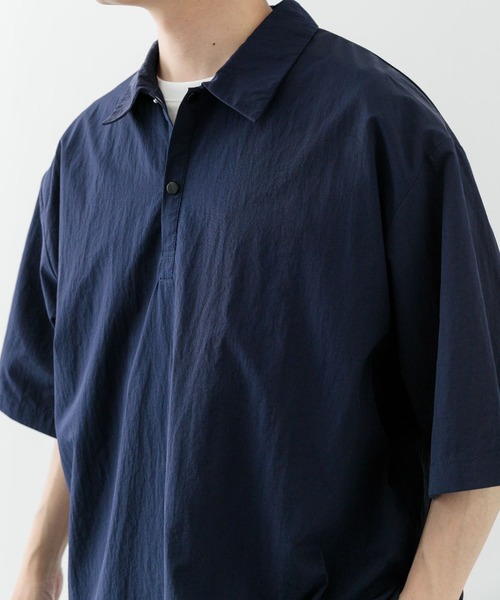 ITEMS URBANRESEARCH(アイテムズ アーバンリサーチ)の「『撥水/イージーケア/接触冷感/UVカット』タスランナイロンスナップボタンポロシャツ(ポロシャツ・メンズ・チャコールグレー/ネイビー/ブラック・LARGE/MEDIUM)」の11枚目の写真