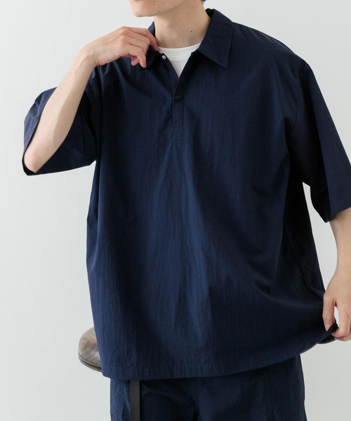 ITEMS URBANRESEARCH(アイテムズ アーバンリサーチ)の「『撥水/イージーケア/接触冷感/UVカット』タスランナイロンスナップボタンポロシャツ(ポロシャツ・メンズ・チャコールグレー/ネイビー/ブラック・LARGE/MEDIUM)」の12枚目の写真