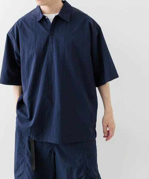 ITEMS URBANRESEARCH(アイテムズ アーバンリサーチ)の「『撥水/イージーケア/接触冷感/UVカット』タスランナイロンスナップボタンポロシャツ(ポロシャツ・メンズ・チャコールグレー/ネイビー/ブラック・LARGE/MEDIUM)」の13枚目の写真