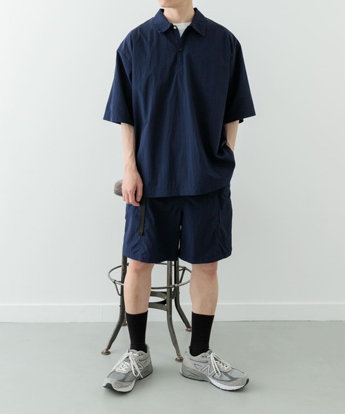 ITEMS URBANRESEARCH(アイテムズ アーバンリサーチ)の「『撥水/イージーケア/接触冷感/UVカット』タスランナイロンスナップボタンポロシャツ(ポロシャツ・メンズ・チャコールグレー/ネイビー/ブラック・LARGE/MEDIUM)」の16枚目の写真