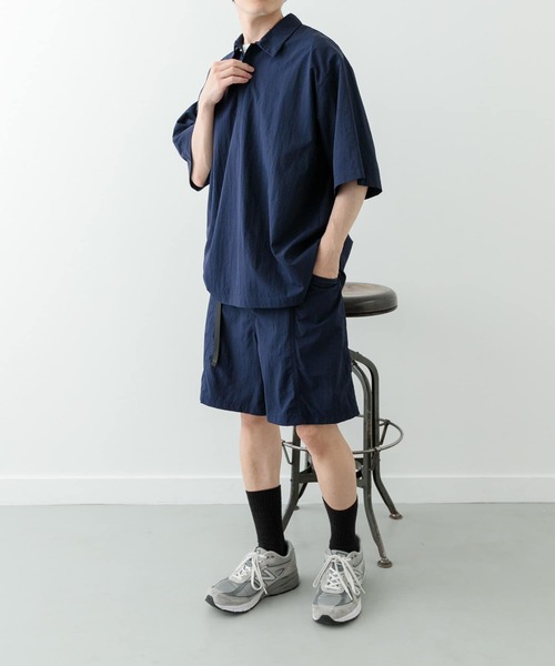 ITEMS URBANRESEARCH(アイテムズ アーバンリサーチ)の「『撥水/イージーケア/接触冷感/UVカット』タスランナイロンスナップボタンポロシャツ(ポロシャツ・メンズ・チャコールグレー/ネイビー/ブラック・LARGE/MEDIUM)」の4枚目の写真