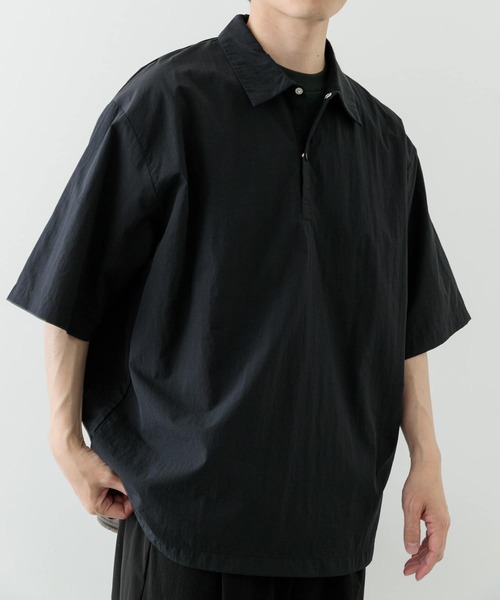 ITEMS URBANRESEARCH(アイテムズ アーバンリサーチ)の「『撥水/イージーケア/接触冷感/UVカット』タスランナイロンスナップボタンポロシャツ(ポロシャツ・メンズ・チャコールグレー/ネイビー/ブラック・LARGE/MEDIUM)」の20枚目の写真