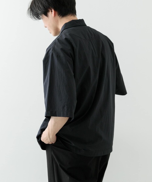 ITEMS URBANRESEARCH(アイテムズ アーバンリサーチ)の「『撥水/イージーケア/接触冷感/UVカット』タスランナイロンスナップボタンポロシャツ(ポロシャツ・メンズ・チャコールグレー/ネイビー/ブラック・LARGE/MEDIUM)」の21枚目の写真