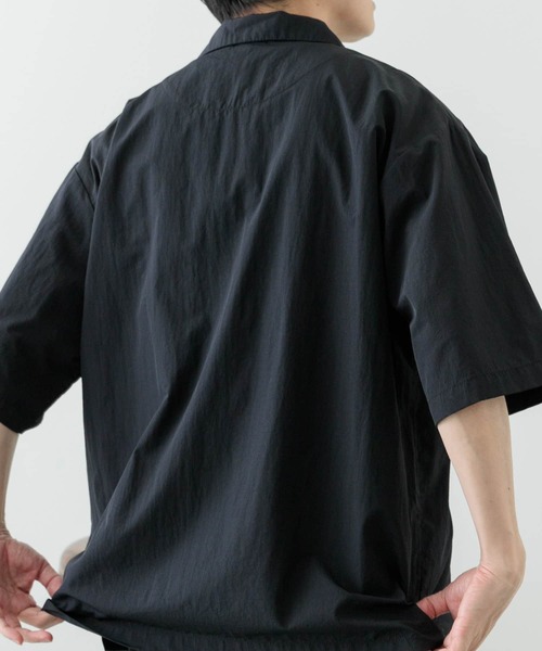 ITEMS URBANRESEARCH(アイテムズ アーバンリサーチ)の「『撥水/イージーケア/接触冷感/UVカット』タスランナイロンスナップボタンポロシャツ(ポロシャツ・メンズ・チャコールグレー/ネイビー/ブラック・LARGE/MEDIUM)」の22枚目の写真