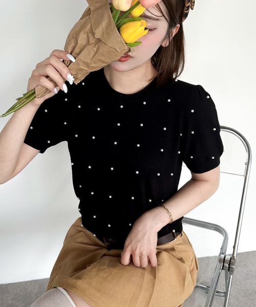 Mejoul（メジュール）の「パステルカラー パフスリーブ パール付き サマーニット（ニット/セーター・レディース・イエロー/ホワイト/ピンク/グリーン/ブラック/ブルー・F）」の2枚目の写真