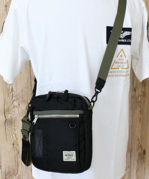 AVIREX（アヴィレックス）の「FLIGHT NYLON 'VERTICAL SHOULDER BAG'（ショルダーバッグ・メンズ・セージグリーン/ブラック・FREE）」の2枚目の写真