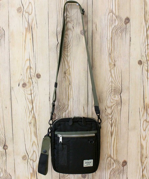 AVIREX（アヴィレックス）の「FLIGHT NYLON 'VERTICAL SHOULDER BAG'（ショルダーバッグ・メンズ・セージグリーン/ブラック・FREE）」の3枚目の写真