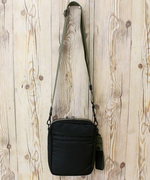 AVIREX（アヴィレックス）の「FLIGHT NYLON 'VERTICAL SHOULDER BAG'（ショルダーバッグ・メンズ・セージグリーン/ブラック・FREE）」の4枚目の写真