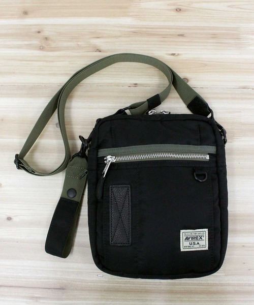 AVIREX（アヴィレックス）の「FLIGHT NYLON 'VERTICAL SHOULDER BAG'（ショルダーバッグ・メンズ・セージグリーン/ブラック・FREE）」の6枚目の写真