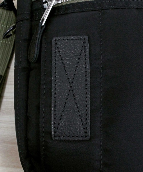 AVIREX（アヴィレックス）の「FLIGHT NYLON 'VERTICAL SHOULDER BAG'（ショルダーバッグ・メンズ・セージグリーン/ブラック・FREE）」の8枚目の写真