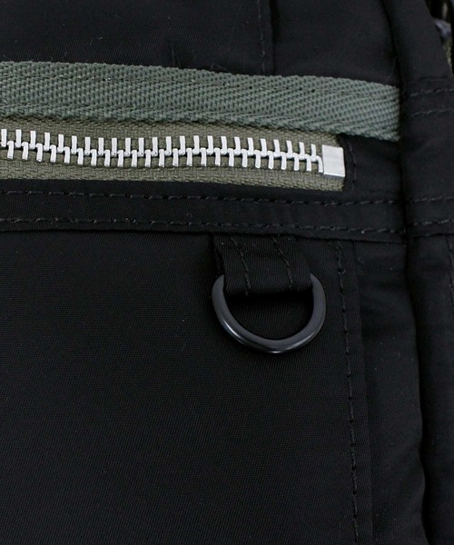 AVIREX（アヴィレックス）の「FLIGHT NYLON 'VERTICAL SHOULDER BAG'（ショルダーバッグ・メンズ・セージグリーン/ブラック・FREE）」の9枚目の写真