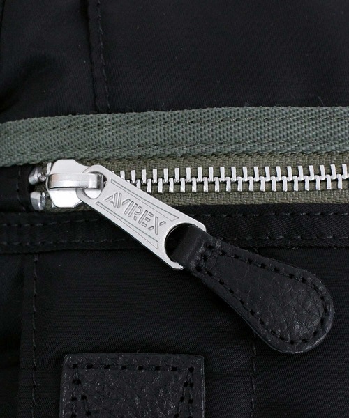 AVIREX（アヴィレックス）の「FLIGHT NYLON 'VERTICAL SHOULDER BAG'（ショルダーバッグ・メンズ・セージグリーン/ブラック・FREE）」の10枚目の写真