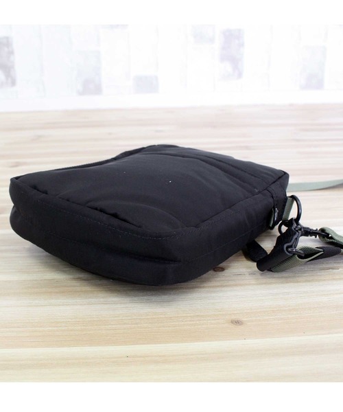 AVIREX（アヴィレックス）の「FLIGHT NYLON 'VERTICAL SHOULDER BAG'（ショルダーバッグ・メンズ・セージグリーン/ブラック・FREE）」の11枚目の写真