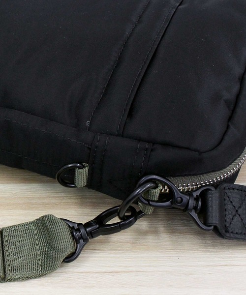 AVIREX（アヴィレックス）の「FLIGHT NYLON 'VERTICAL SHOULDER BAG'（ショルダーバッグ・メンズ・セージグリーン/ブラック・FREE）」の12枚目の写真