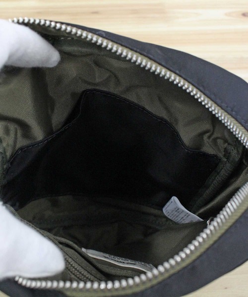 AVIREX（アヴィレックス）の「FLIGHT NYLON 'VERTICAL SHOULDER BAG'（ショルダーバッグ・メンズ・セージグリーン/ブラック・FREE）」の16枚目の写真