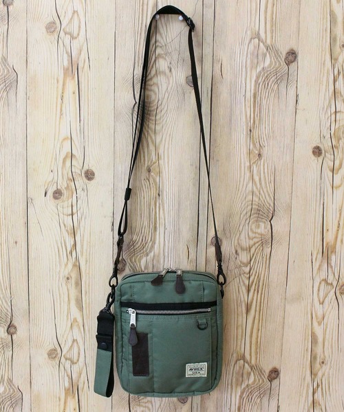 AVIREX（アヴィレックス）の「FLIGHT NYLON 'VERTICAL SHOULDER BAG'（ショルダーバッグ・メンズ・セージグリーン/ブラック・FREE）」の20枚目の写真