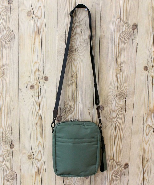 AVIREX（アヴィレックス）の「FLIGHT NYLON 'VERTICAL SHOULDER BAG'（ショルダーバッグ・メンズ・セージグリーン/ブラック・FREE）」の21枚目の写真