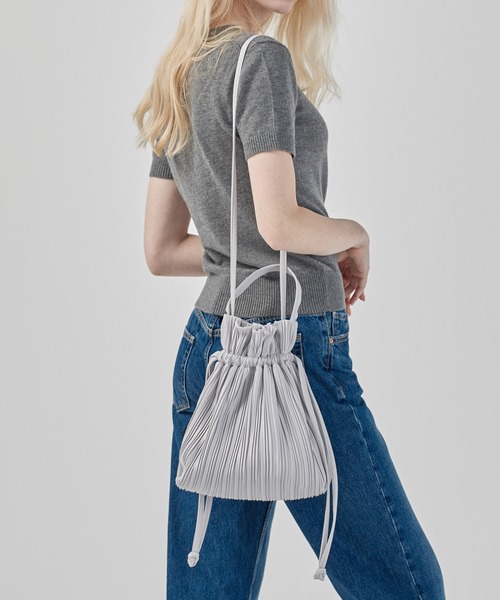 BLUEORB(ブルーオーブ)の「Two way Ribbon Tote Bag リボントートバッグ プリーツバッグ(ハンドバッグ・レディース・ライトグレー/ブラック/ダークブルー・ONESIZE)」の3枚目の写真