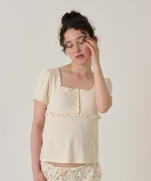 TINA:JOJUN(ティーナジョジュン)の「パット付き ペプラムカットソー TINA:JOJUN(Tシャツ/カットソー・レディース・グレー/アイボリー・M)」の1枚目の写真