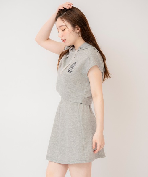 REDYAZEL（レディアゼル）の「エンブレム刺繍フーディー×フレアスカートセットアップ（セットアップ・レディース・ライトグレー/ダークブラウン/グリーン/ブラック・FREE）」の7枚目の写真