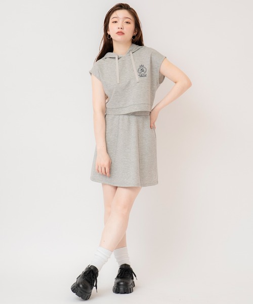 REDYAZEL（レディアゼル）の「エンブレム刺繍フーディー×フレアスカートセットアップ（セットアップ・レディース・ライトグレー/ダークブラウン/グリーン/ブラック・FREE）」の5枚目の写真
