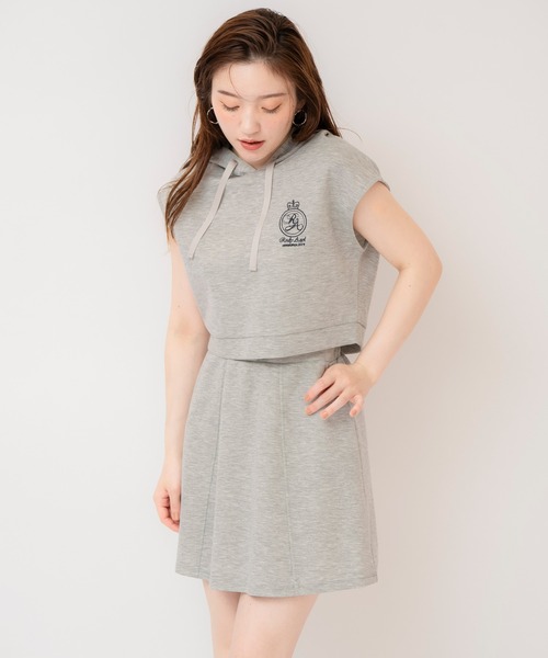 REDYAZEL（レディアゼル）の「エンブレム刺繍フーディー×フレアスカートセットアップ（セットアップ・レディース・ライトグレー/ダークブラウン/グリーン/ブラック・FREE）」の6枚目の写真