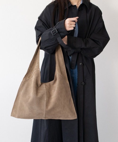 andrea cardone(アンドレアカルドネ)の「【ANDREA CARDONE】スエードショルダーバッグ(Q56389)(ショルダーバッグ・レディース・グレー/ベージュ・ALL)」の5枚目の写真