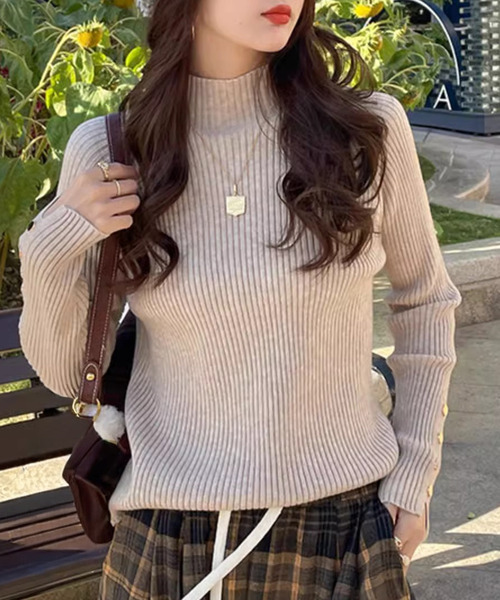 DAY CLOSET(デイ クローゼット)の「【袖コンシャスな美リブニット】長袖スリットゴールドボタンハイネックニットトップス レディース(ニット/セーター・レディース・ベージュ/ブラウン/ピンクベージュ/ホワイト/ブラック/アイボリー・FREE)」の6枚目の写真