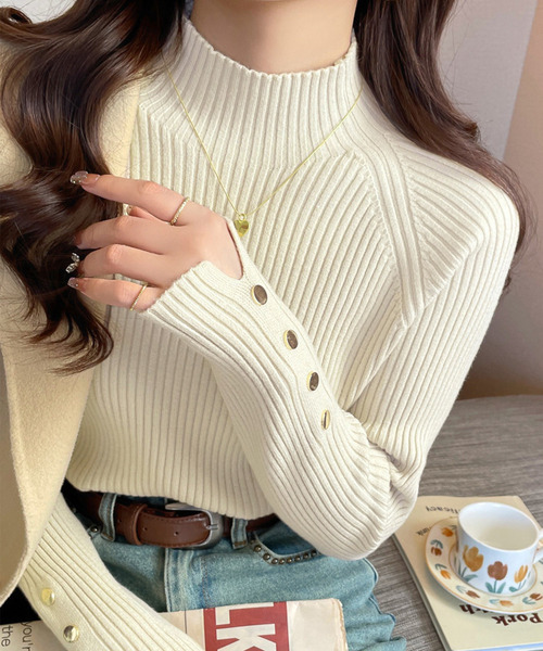 DAY CLOSET(デイ クローゼット)の「【袖コンシャスな美リブニット】長袖スリットゴールドボタンハイネックニットトップス レディース(ニット/セーター・レディース・ベージュ/ブラウン/ピンクベージュ/ホワイト/ブラック/アイボリー・FREE)」の2枚目の写真