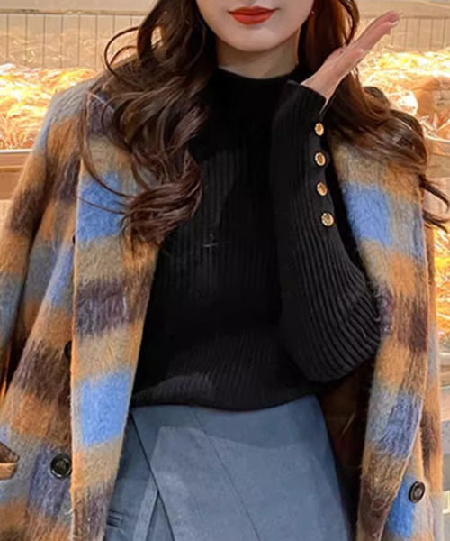 DAY CLOSET(デイ クローゼット)の「【袖コンシャスな美リブニット】長袖スリットゴールドボタンハイネックニットトップス レディース(ニット/セーター・レディース・ベージュ/ブラウン/ピンクベージュ/ホワイト/ブラック/アイボリー・FREE)」の3枚目の写真