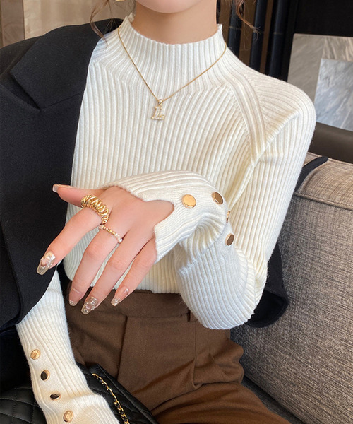 DAY CLOSET(デイ クローゼット)の「【袖コンシャスな美リブニット】長袖スリットゴールドボタンハイネックニットトップス レディース(ニット/セーター・レディース・ベージュ/ブラウン/ピンクベージュ/ホワイト/ブラック/アイボリー・FREE)」の10枚目の写真