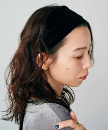 MEDE19F（メデジュウキュウ）の「ＭＥＤＥ１９Ｆ×ＳＣＲＥＥＮ　ＫＡＯＲＩ　ベロアヘアバンド〈ブラック〉（ヘアバンド）」