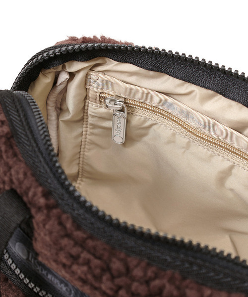 LeSportsac(レスポートサック)の「PUFFY MINI DUFFEL ダークチョコレートシェルパ(ショルダーバッグ・レディース・ブラウン・FREE)」の9枚目の写真