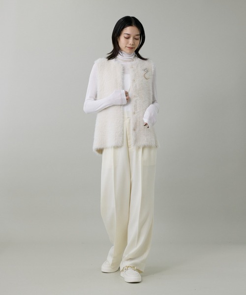 INED（イネド）の「1/5 LALA フェザーヤーンニットジレ（ベスト・レディース・オフホワイト/チャコールグレー・9号）」の3枚目の写真