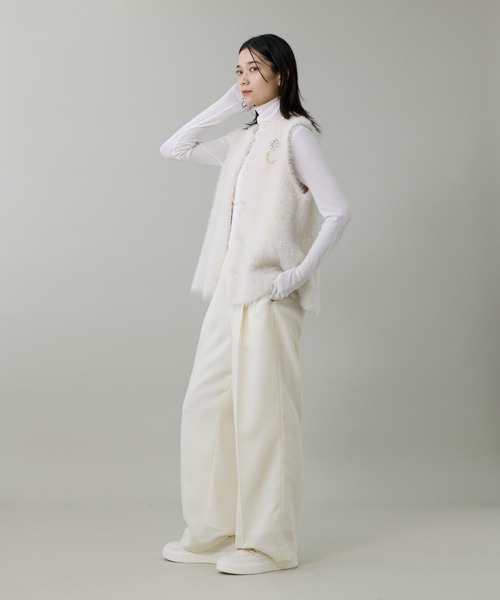 INED（イネド）の「1/5 LALA フェザーヤーンニットジレ（ベスト・レディース・オフホワイト/チャコールグレー・9号）」の4枚目の写真