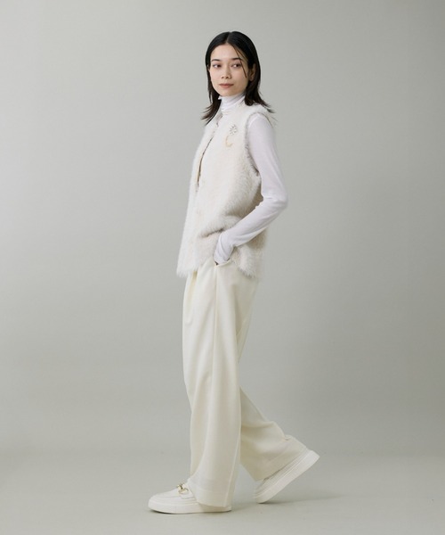 INED（イネド）の「1/5 LALA フェザーヤーンニットジレ（ベスト・レディース・オフホワイト/チャコールグレー・9号）」の5枚目の写真