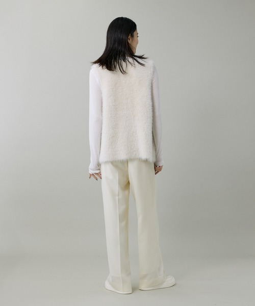 INED（イネド）の「1/5 LALA フェザーヤーンニットジレ（ベスト・レディース・オフホワイト/チャコールグレー・9号）」の6枚目の写真